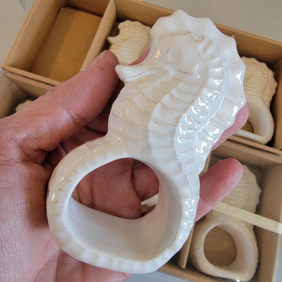 FANCY TH@T GIFT & DECOR ♡ 2 Set of 4 White Sea Horse Napkin Rings - Picture 3 of 8